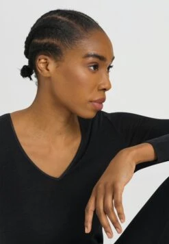 Woolen Silk Long Sleeve V-Neck Black (071418) -Hanro woolen silk long sleeve v neck black 071418 3